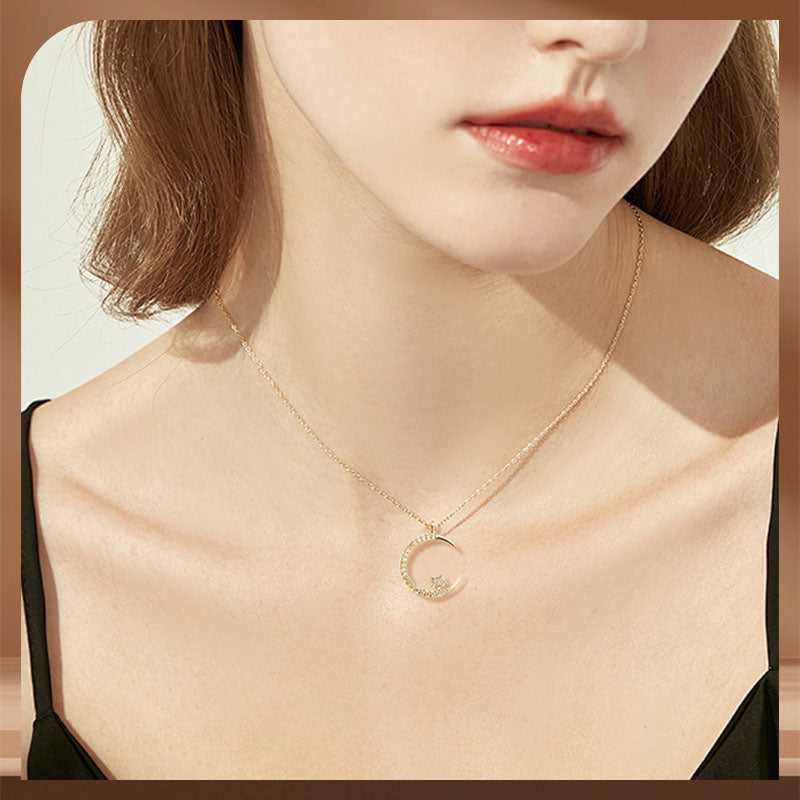 Collar brillante con luna y estrellas.