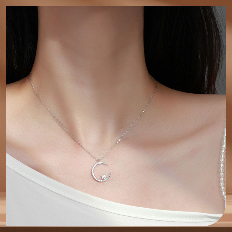 Collar brillante con luna y estrellas.