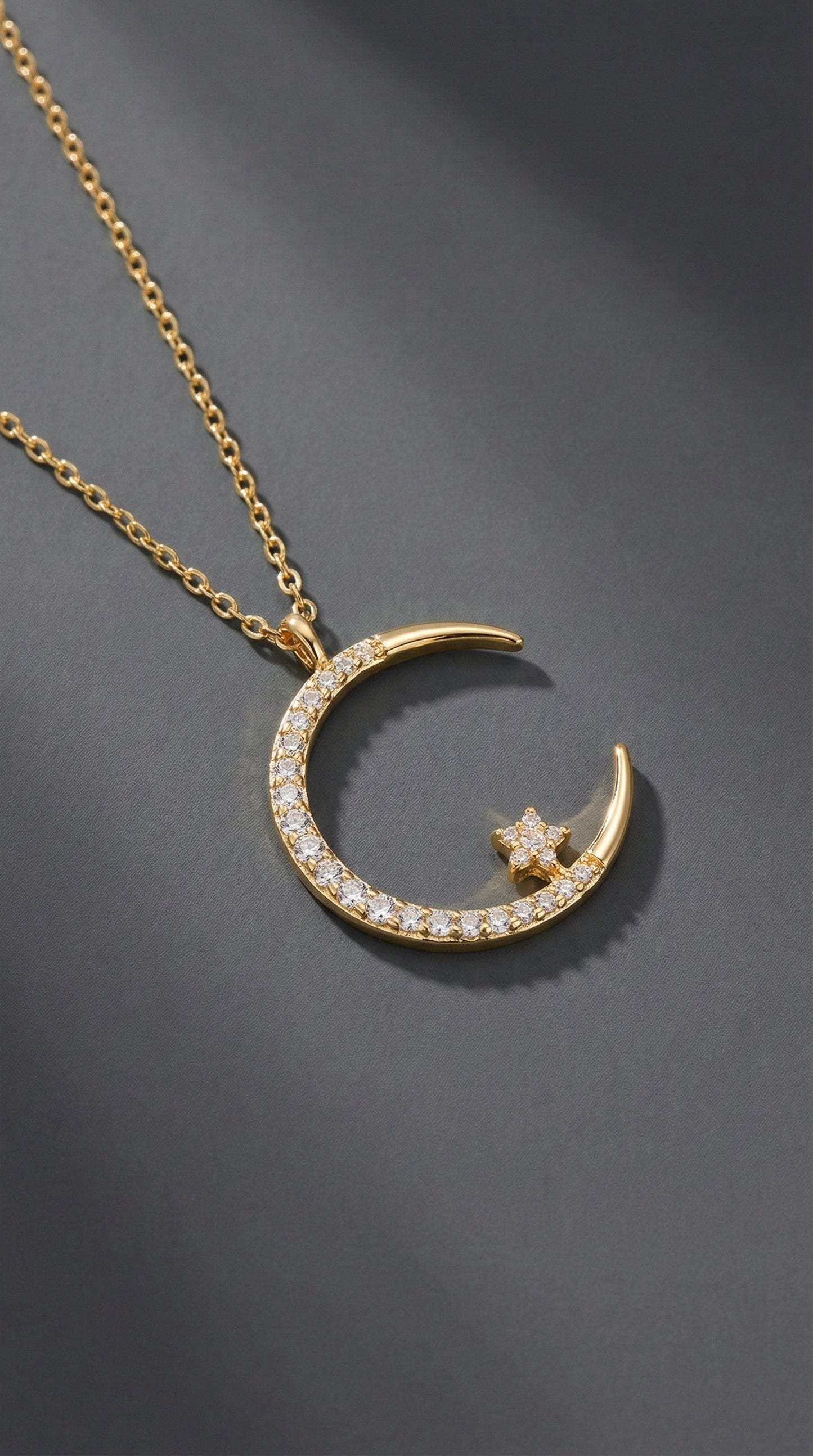 Collar brillante con luna y estrellas.